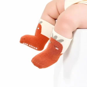 جوراب بچگانه ضد لغزش طرح هویج (مناسب کودکان ۳ ماه تا ۳ سال)